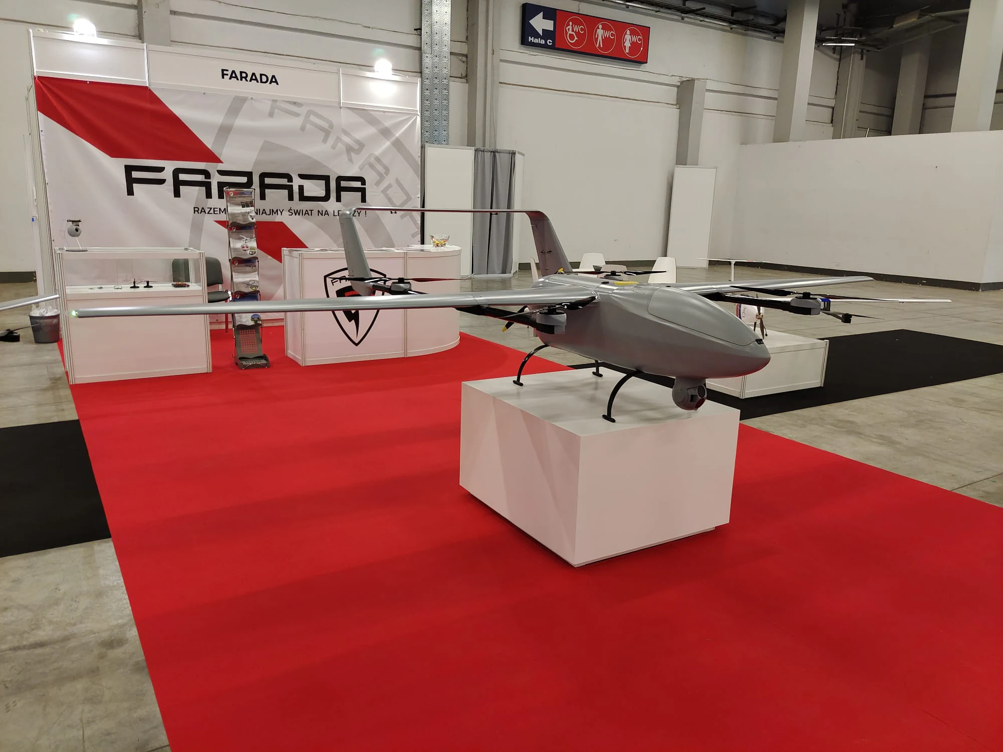 Farada G1 VTOL widziany z boku na ekspozycji targowej