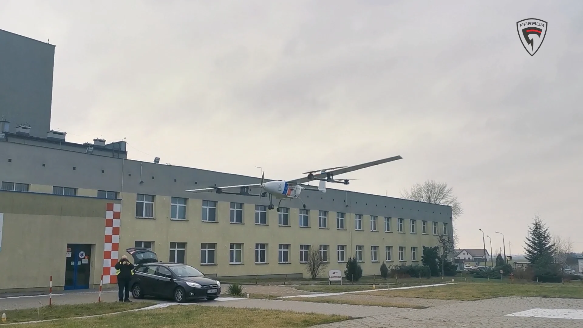 Bezzałogowiec transportu medycznego podchodzi do lądowania na lądowisku docelowym