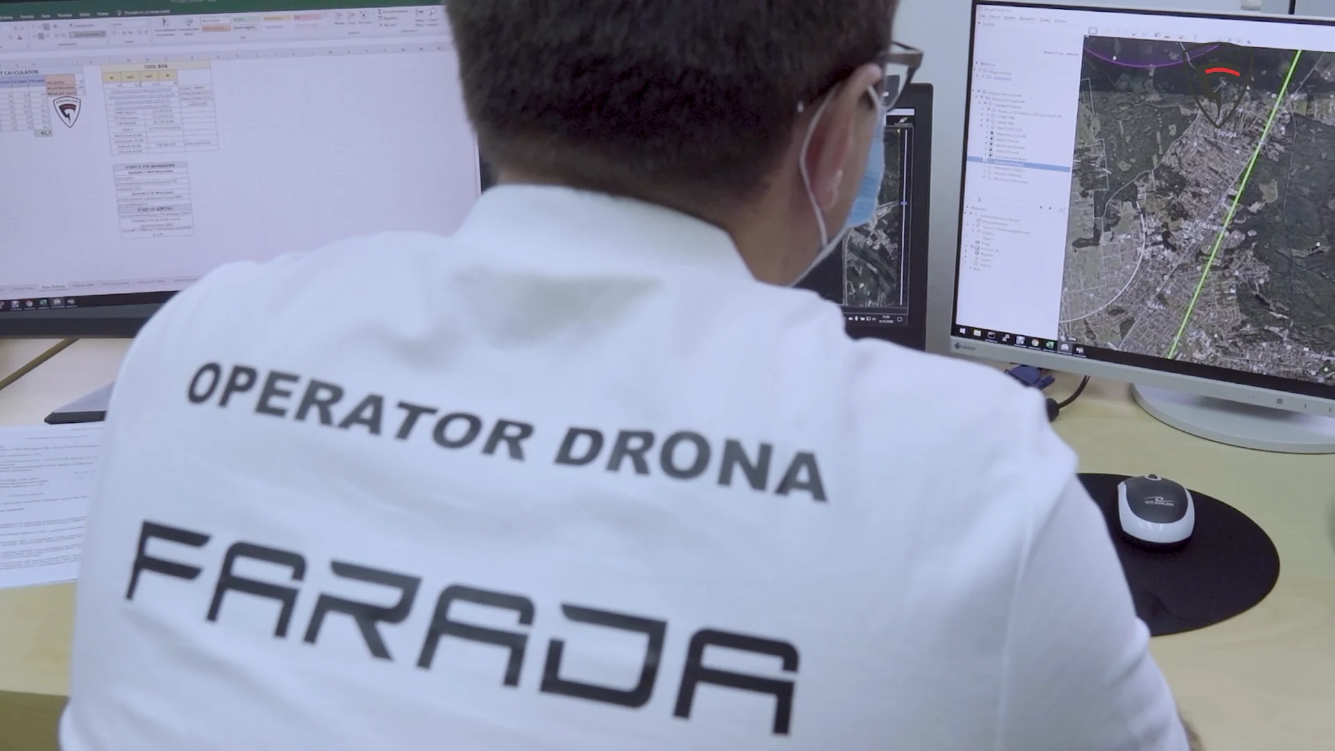 Operator drona Farada nadzoruje lot transportu medycznego przy stanowisku kontroli