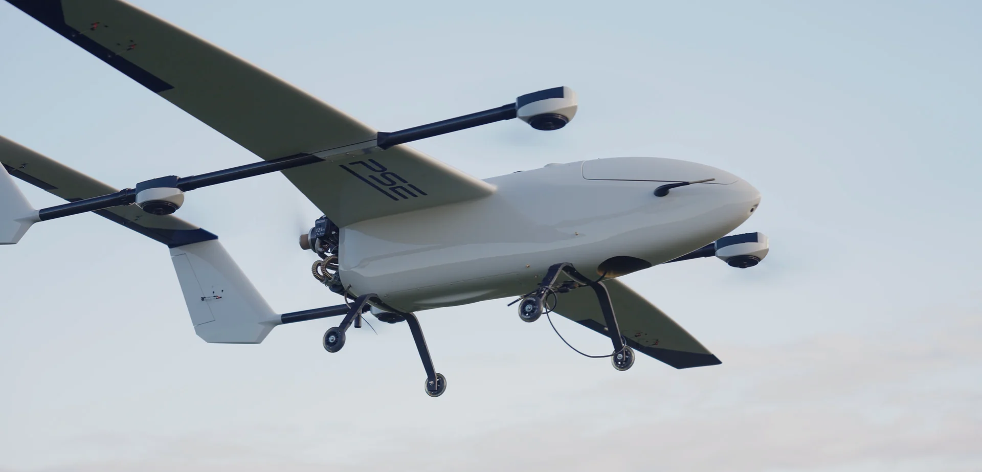Bezzałogowiec VTOL Farada w locie na tle nieba